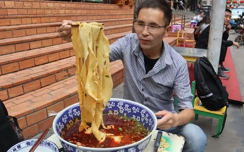 挑战兰州超级大碗牛肉面,碗比盆大一碗卖68,吃面像在吃火锅!