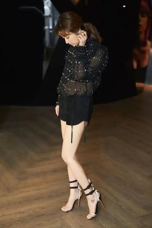 林心如一身透视衫穿的太性感网友踩着10厘米细针才真胆大