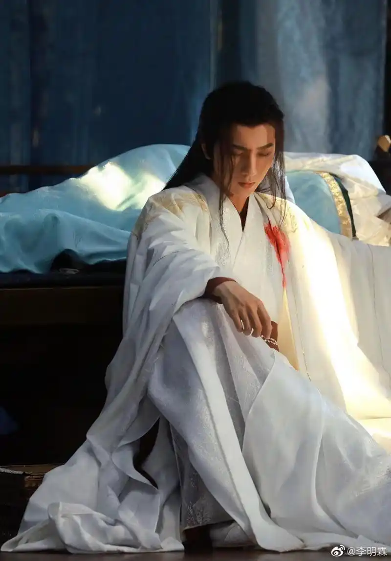 从图片就可以看出,他真的有进步  神态,动作,气质,都在逐步的提升!