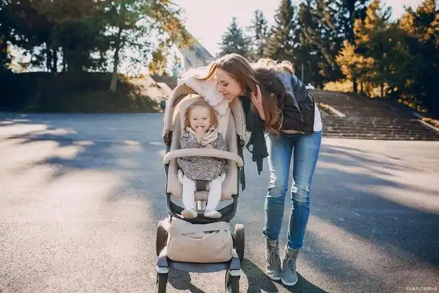 带孩子外出:年轻妈妈们的11个有用技巧.你知道哪些?