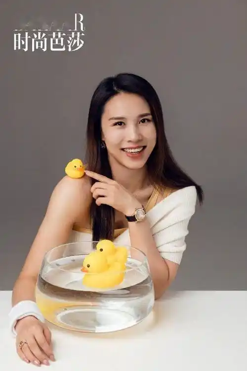 奥运冠军王涵拍摄时尚写真小露香肩展成熟魅力