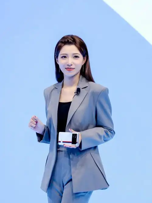 宋紫薇拿上拿的iqoo9传奇版是不是很酷