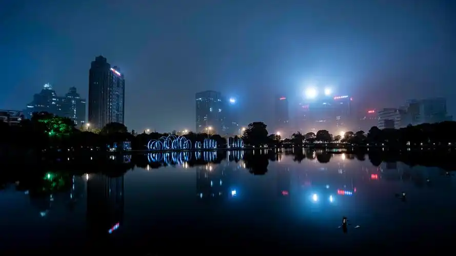 晚上的时候拍一点夜景,所有的东西都感觉是静止的,我爱这个城市