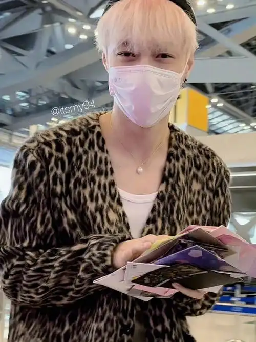 张艺兴渐变粉色头发豹纹珍珠项链60太美了