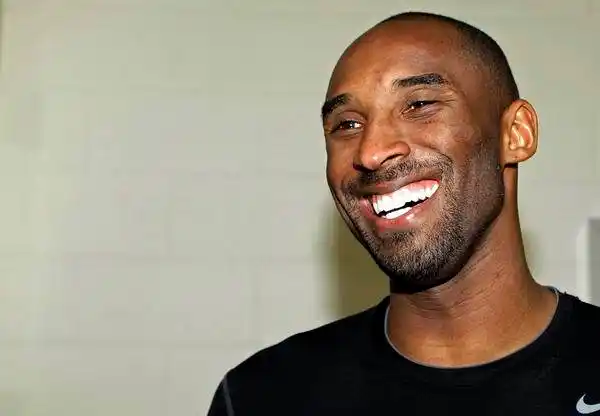 这让湖人队将帅的心情大好,科比的笑容正在迎接这位全明星控卫