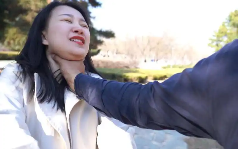 被坏人用力掐住脖子时学会这3招快速脱身就很简单了