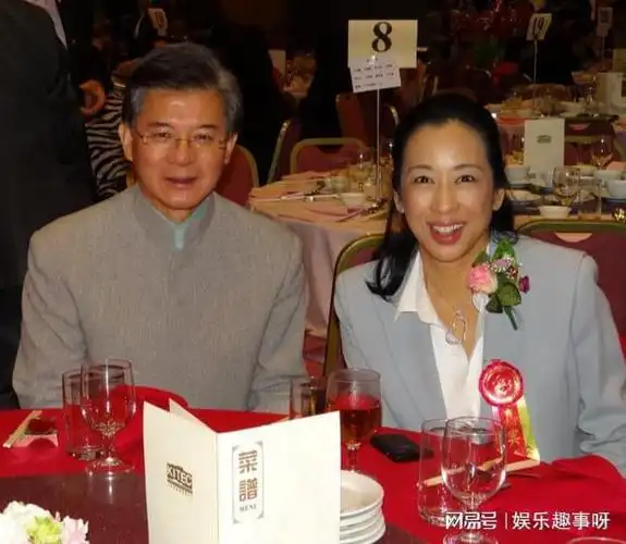 罗康瑞60岁迎娶50岁朱玲玲何晶洁为她人作嫁衣30年甘心吗