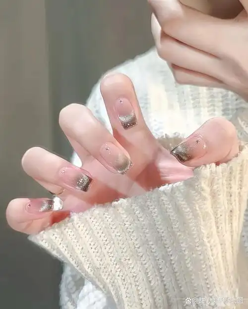 冰透感猫眼美甲,无疑是2024年最火爆的款式之一,它的美丽与独特,绝对