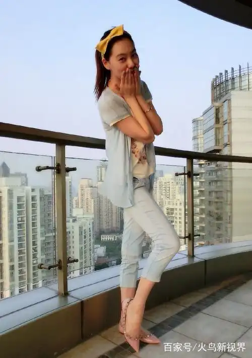 离开央视的美女主持人,身材堪比模特,一双大长腿尤其抢镜