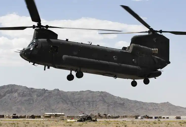 飞行的大香蕉——ch-47支奴干(chinook)双旋翼纵列式中型运输直升机