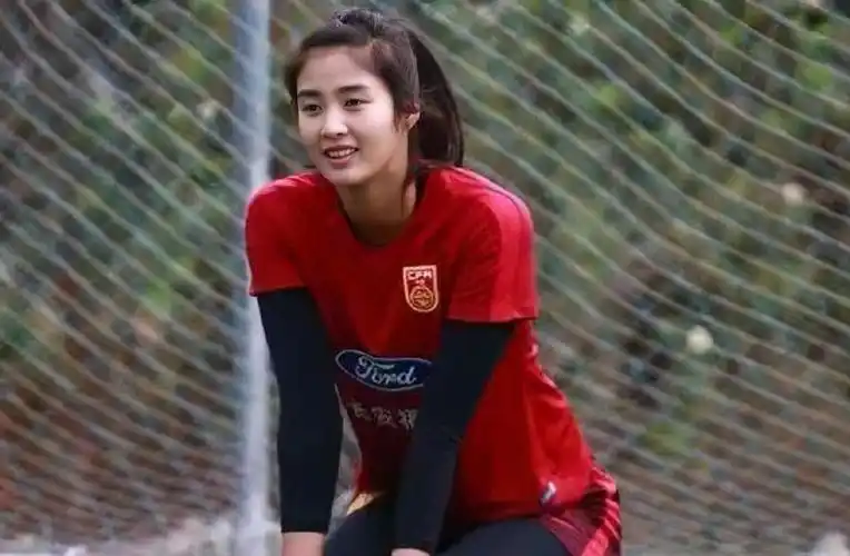 当初,赵丽娜曾经和韩国女足第一美女李玟娥在场发生过不愉快,那次也被