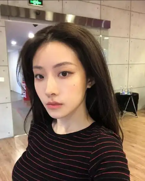 许佳琪六一晒美照,喻言 欧若拉在评论区留言,三人互动超欢乐