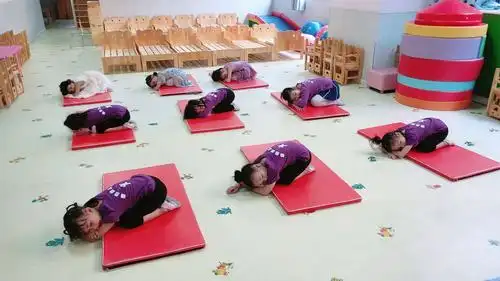 练习基本功后,帮助宝贝们第二天不会特别的酸疼(回腰)也是少不了的