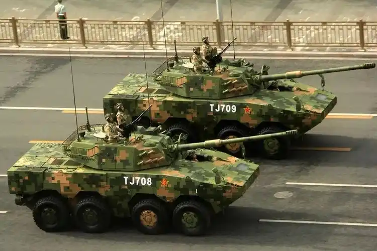 周末长文飞驰的轮式坦克国产ztl11轮式装甲突击车详解