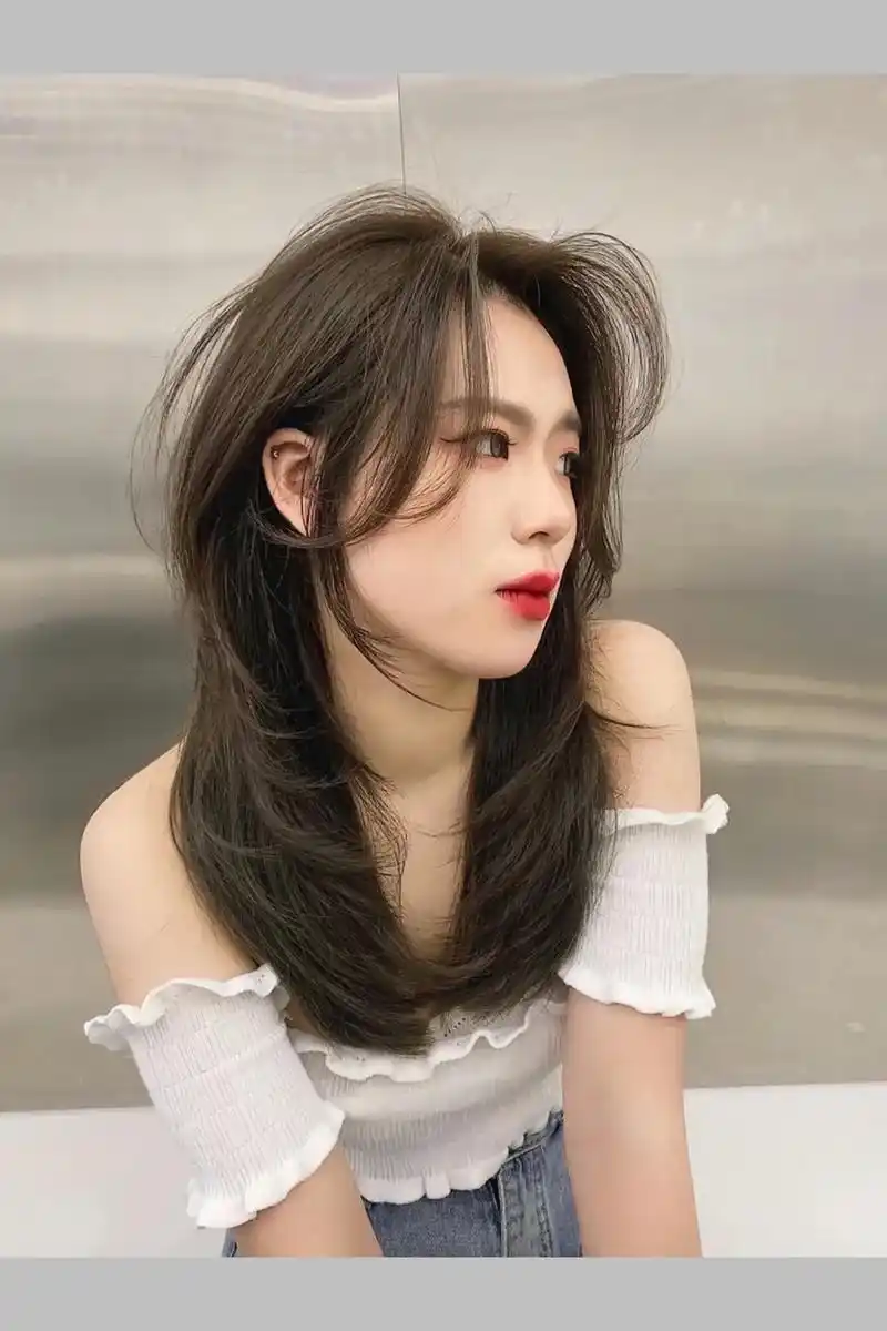 95中长发.96中长发的女生可以选择这款层次感发型(显脸小) - 抖音