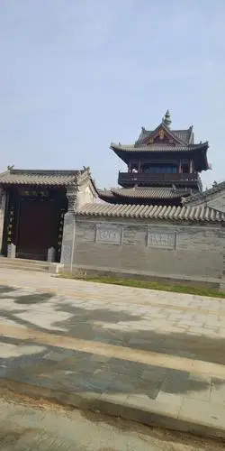 坐落在河南省商丘市睢阳区商丘古城内明伦堂东,前有畔池,并立有孔子