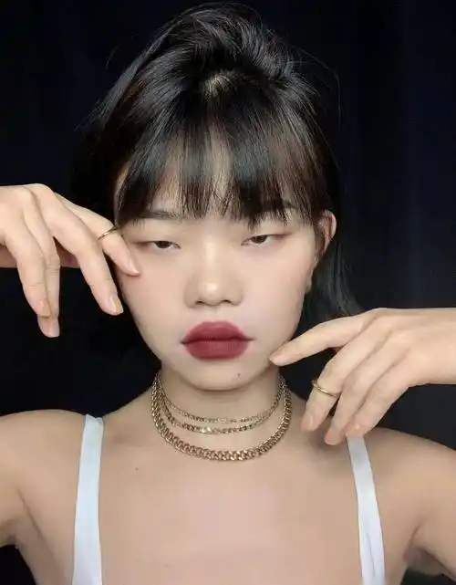 而下唇是小m的形状,并且还拥有一个好看的唇珠,整体看起来嘴唇既时尚