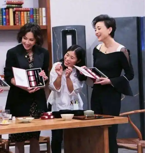 刘嘉玲气质高级,妆容打扮也很精致,但跟杨澜比还是少了点气场!