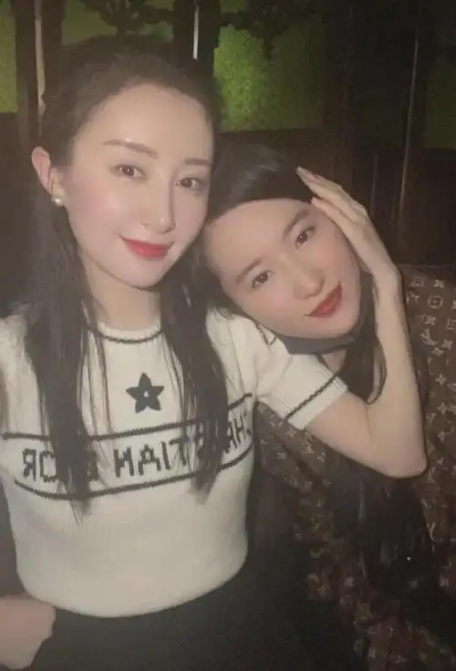 刘亦菲舒畅同框高调炫富!穿高奢大牌气场全开,姐妹花颜值大暴击