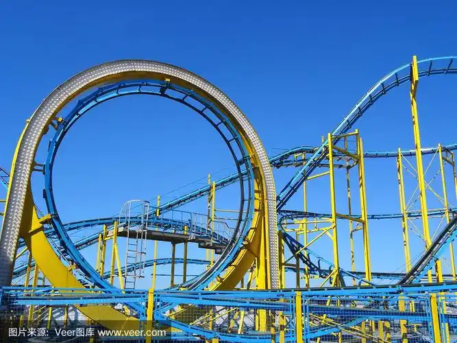 图片中的过山车有陡峭的斜坡,垂直的循环