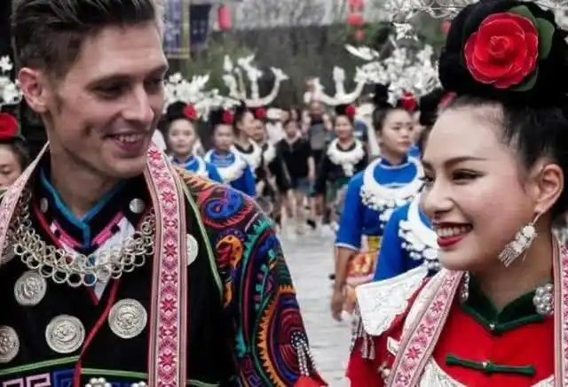 首先第一个原因就是因为汉族和苗族和文化不同,在语言上,苗族的人们都