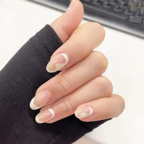 白色法式气质不规则美甲