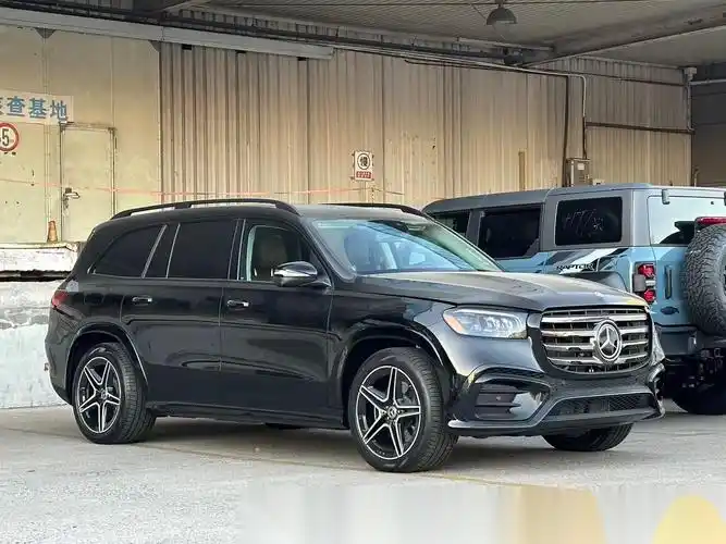 2024款奔驰gls450 中期小改款,标配了雷达测距和21轮,但是价位却也没