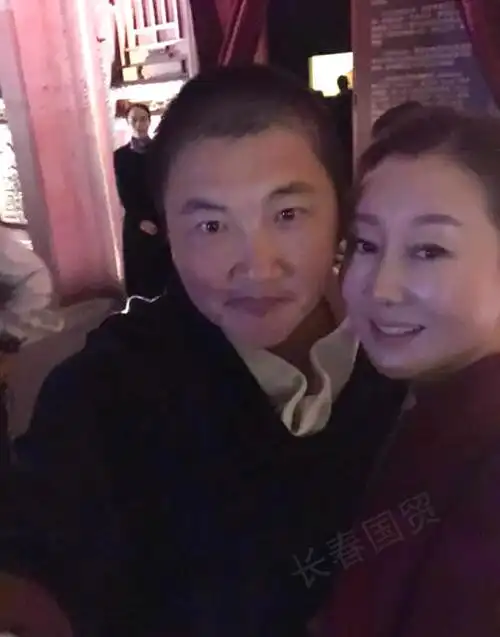 孙楠与现任妻子合影照曝光 这一细节太甜蜜