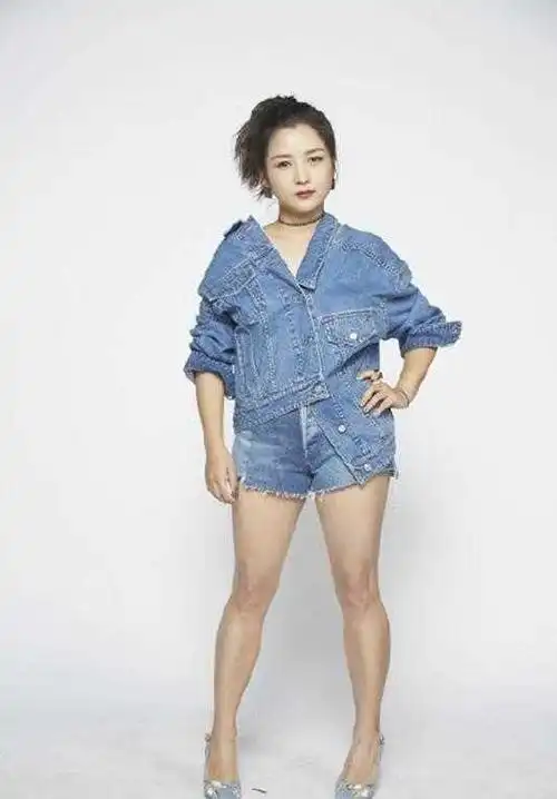 何洁无滤镜差距大穿短裤露出小粗腿不过配牛仔衫是真好看