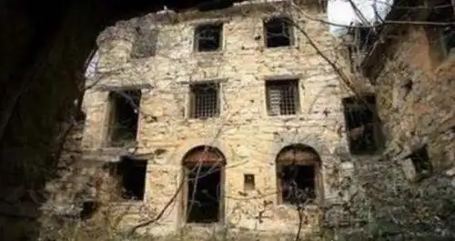 无人村,后来成为一些旅游冒险者的探险之地,传出各种莫须有的灵异事件