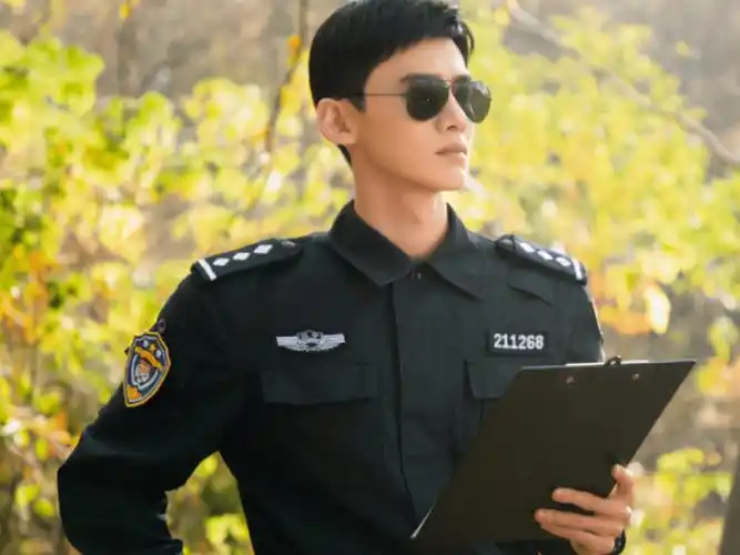 此外男主人选观众也非常满意,他就是白敬亭,在上学时期便有着"校草"