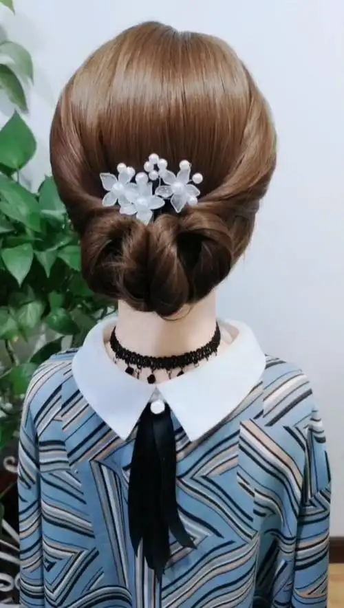 穿职业装的女性这样扎发型,尽显干练气质