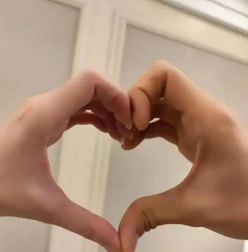 金莎还拍了一张和男朋友比心的照片.