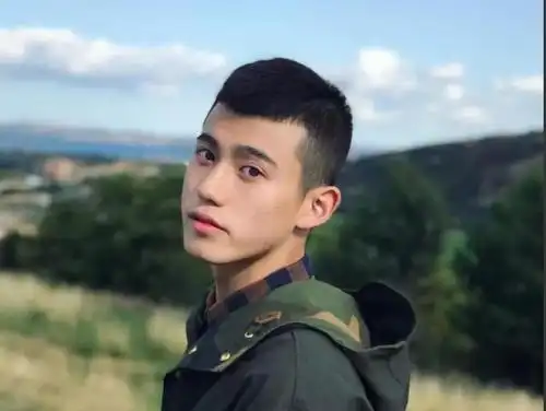 有点像飞机头,用这种发型大圆脸男生也会特阳光帅气