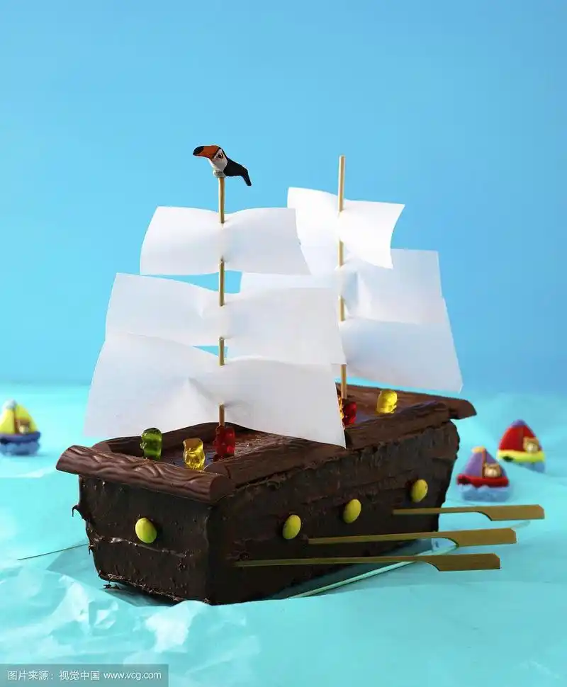 蓝色背景上的海盗船蛋糕