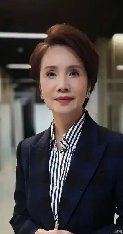 央视主播徐俐:中国老人过早地放弃了自己!_女人_女士_年龄