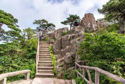 1,传说         据说,明代旅行家徐霞客游览黄山后盛赞:"薄海内外