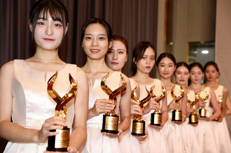 礼仪小姐捧着奖杯准备上台