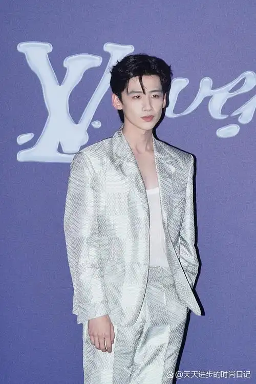 白敬亭女装白敬亭的脚白敬亭上海lv活动照片刘学义西装你穿的白敬亭