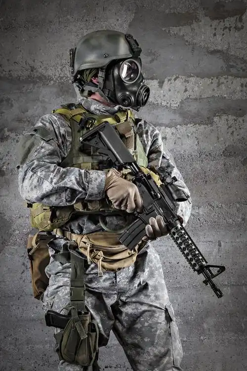 戴防毒罩的美国大兵