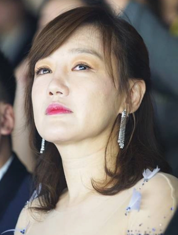 "粉红女郎"薛佳凝参加活动,想不到已经苍老成这个样子!