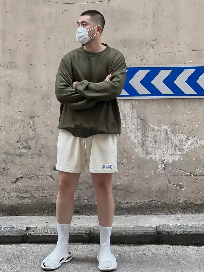 初秋的第一套卫衣短裤穿搭分享 #男生穿搭 #美式穿搭 #男友 - 抖音