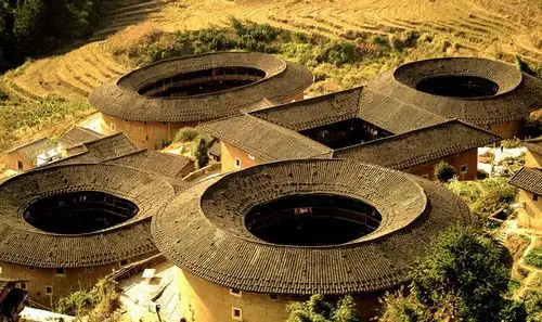 圆楼,是中华文明的一颗明珠,是世界上独一无二的神话般的山村民居建筑