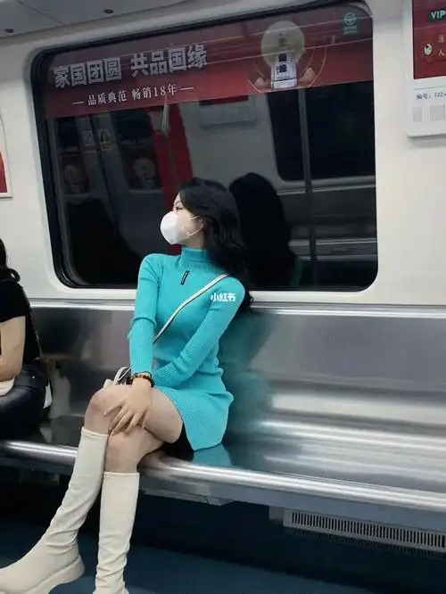 在地铁上偷拍了一个好辣的美女