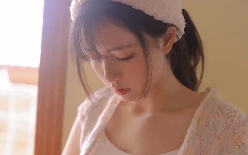 恬静可爱美女图片桌面壁纸