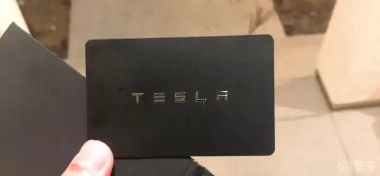特斯拉的钥匙很别致是一张卡片完全取代了传统意义上的汽车钥匙进门