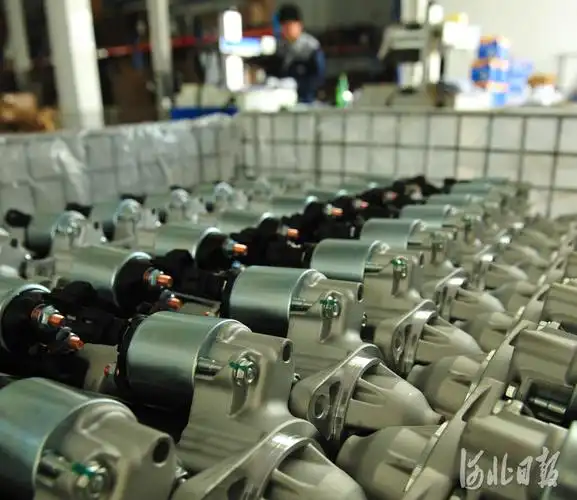 2021年4月29日,工人在河北省河间市一家汽车配件再制造企业的车间