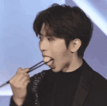 蔡徐坤:一个虾饺嚼了97下.尹正:一口春饼嚼了121下.