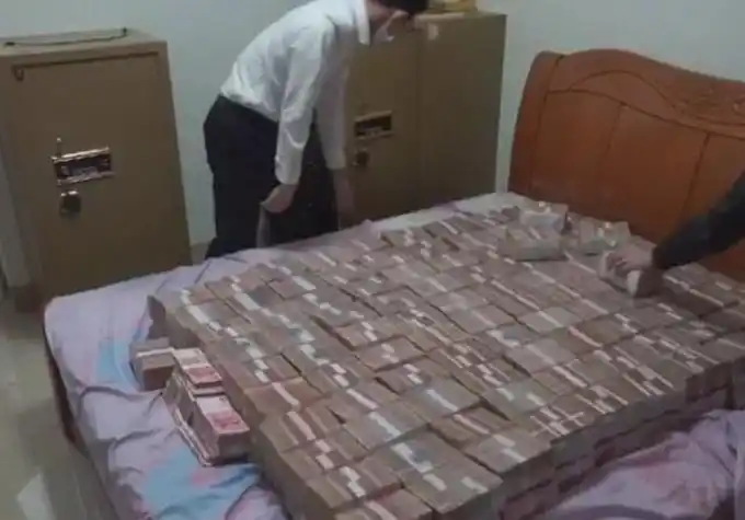 4700万元现金铺满床,现场太"壮观",广西警方都惊呆了!