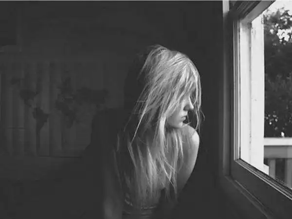 黑白伤感意境,受了伤的可人唯美女生